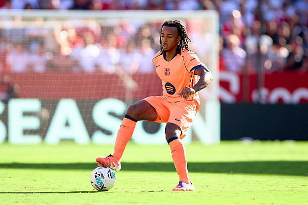 Le transfert d'Ezri Konsa à Arsenal ferme une porte à Jules Kounde
