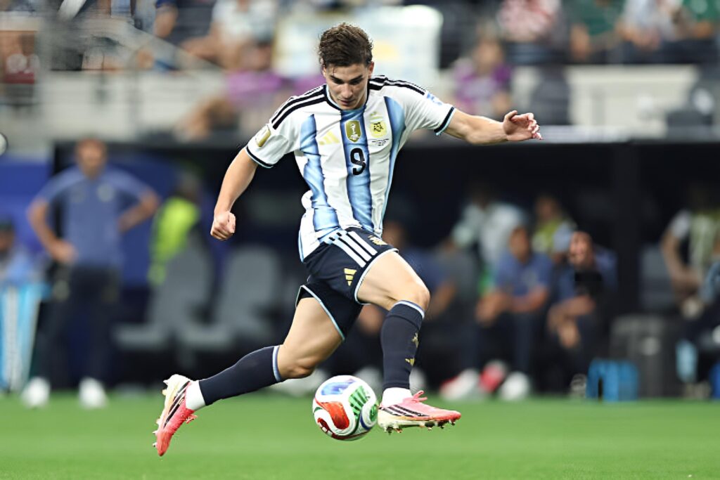 Négociations cruciales pour Julian Alvarez au Barca