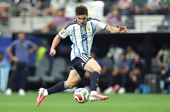 Négociations cruciales pour Julian Alvarez au Barca