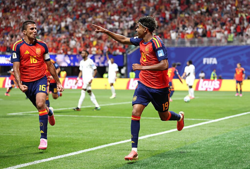 HISTORIQUE ! Lamine Yamal (18 ans, 343 jours) vient d'ouvrir le score pour l'Espagne face à l'Arabie Saoudite (10') sur un centre parfait de Mikel Oyarzabal. 🧵👇
[Tweet 2]
2/ L'attaquant du Barça devient le 2e plus jeune joueur de l'histoire à ouvrir la marque dans un match de Mondial, juste derrière la légende Pelé (17 ans en 1958). Une titularisation payante après sa blessure aux ischio-jambiers.